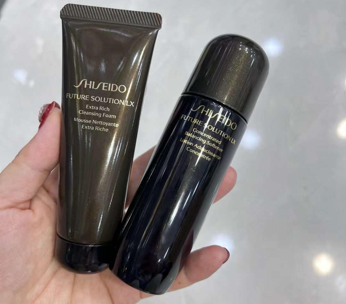 🤩資生堂時光琉璃set 這個貴婦系列很好用👍🏻👍🏻 set好抵用啊！ 資生堂時光琉璃洗面奶50ml 資生堂時光琉璃精華水75ml ♠️資生堂頂級系列時光琉璃 白菜價體驗富婆的快樂 高端潔面，在CPB的基礎上添加了抗衰老成分！資生堂頂級抗衰貴婦系列，這是一支抗衰洗面奶，泡沫豐盈，清潔力足夠同時高保濕，大乾皮都可以hold住，洗後不緊繃 這瓶精華水是水乳二合一的！ 它的感覺是很潤很細膩！非常的柔柔潤潤，使用感受格外舒服保濕滋養效果特別贊。