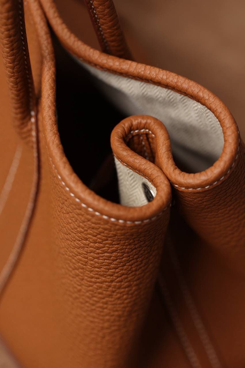 Hermes 爱马仕 Garden Party 30 金棕花园包👜✨ 尺寸：30*20*13cm 花园包独家渠道货，独家欧洲原厂皮原厂五金组装ZP尾单货，独一无二的天花板渠道货 面料是采用法国原厂的Togo皮，纹路清晰，颗粒感饱满，手感细腻，扑鼻而来的香味，爱不释手 版型真的是决绝子 喜欢大包的就入手吧 😍🤟🏻