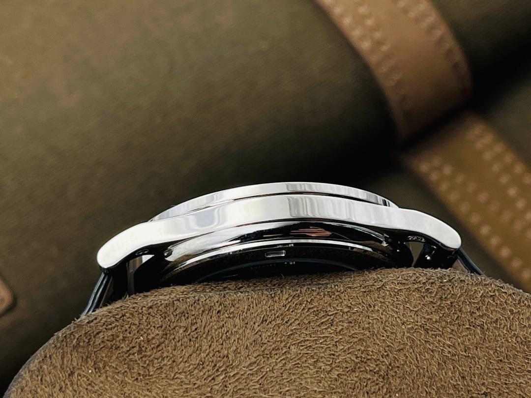 百达.翡丽Patek Philippe古典系列——PP.5298P腕表！ 【精彩细节】腕表尺寸38mmX9mm 薄而有质 1.表壳慢工出细活，极致打磨，独家还原出正品的完美比例和特有质感。 2.刻度，指针采用最新的贵金属电镀技术加持，效果更佳出彩！ 3.“锅盖型”微凸蓝宝表镜，版型与正品一致，效果通透，辨时清晰。【引领一体机时代】采用定制版Cal.324一体机——更薄，更稳，更像。 【表带】经典意大利小牛皮表带，纹路清晰，质感上乘。针式表扣打磨齐整光亮，通用原装无压力。