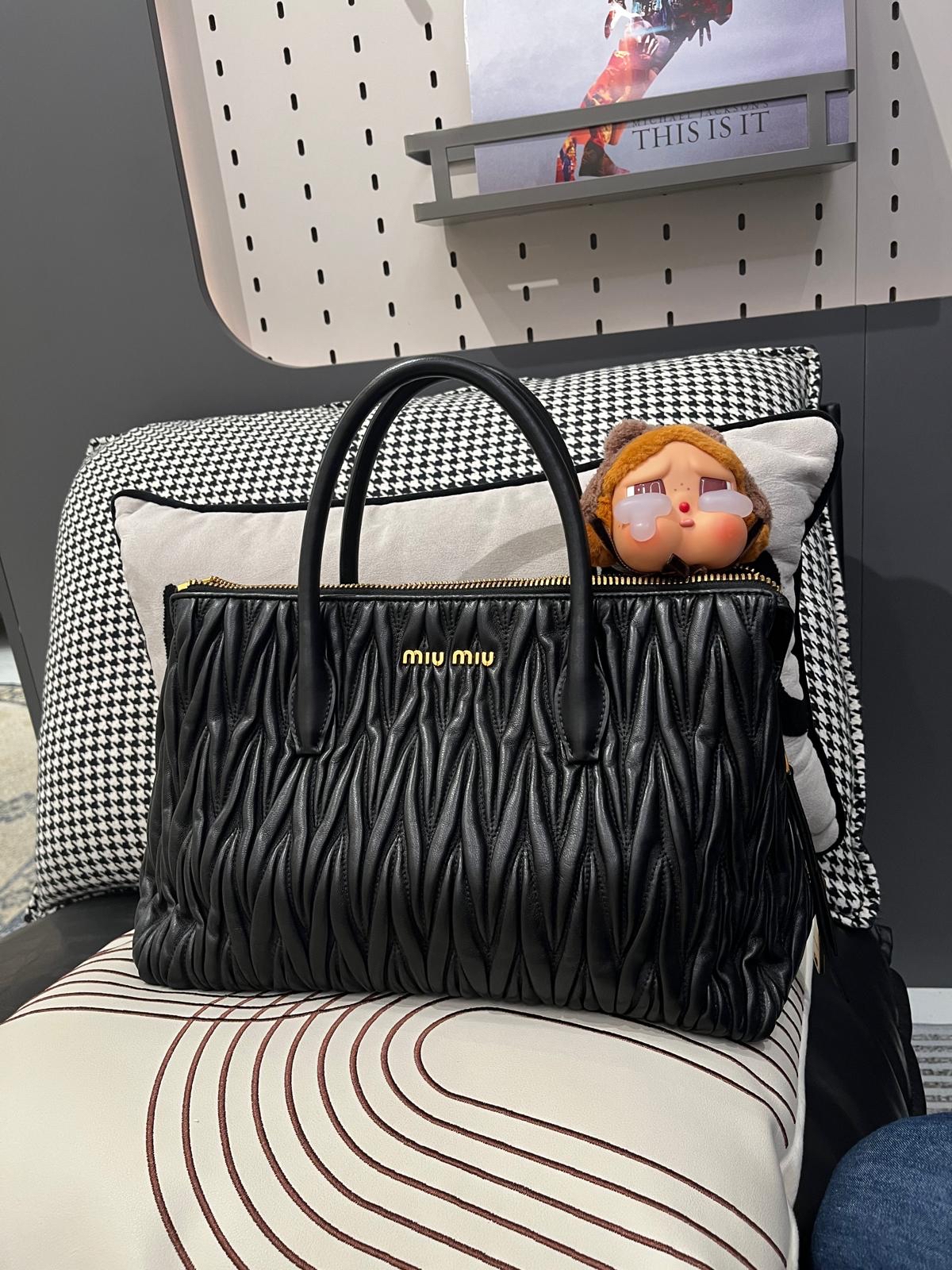 Miu Miu shoulder bag 黑金 100%Authentic, 93%New