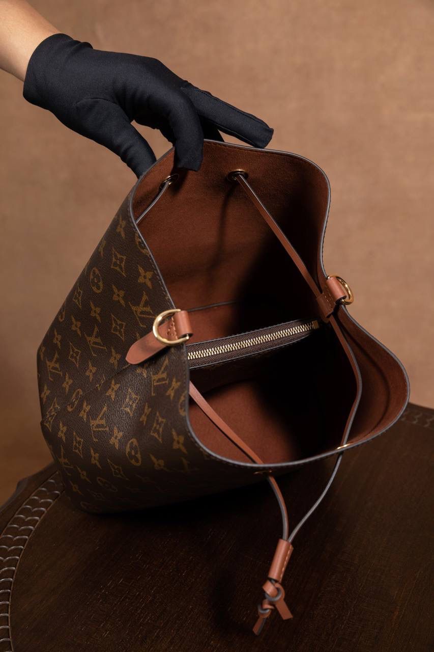 LV NÉONOÉ 水桶包 👜✨ 这款真的是经典中的经典，很多人第一只 LV 都选它！！ Size：26 × 26 × 17.5 cm，容量很可以，日常东西统统装得下～ 水桶包原型来自 1932 年的香槟袋， 经典又耐看，不分年纪，背起来都很有感觉。 又能装、又好搭，休闲穿、正式穿都 OK， 属于那种越背越喜欢、怎么都不会过时的款 💖