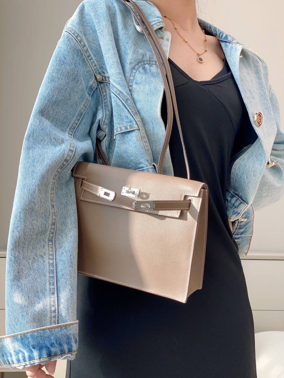 『深灰·银』 ‘’Kᴇʟʟʏ ᴅᴀɴsᴇ • Evercolor 🎀 时尚圈就是一个圆！ 最厉害的就是六种背法： 斜背、侧背、肩背、腰包、背包、手包 集美们一定要安排起来‼️ 22Cm