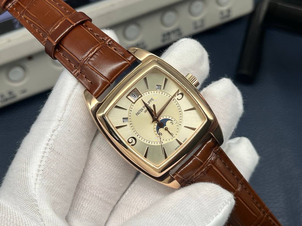 TW百达翡丽复杂多功能系列5135G--010重磅登场，迄今推出的首款Nautilus复杂腕表，以超复杂的工艺技术打造休闲运动腕表。 1⃣️小身板大能量：尽揽以下功能∶12点位日历功能 10点位星期功能 2点位星期功能 6点位24小时。所有功能都可正常使用。 2⃣️机芯采用版Cal.240自动上链机芯，在实现外观的逼真前提下，功能一并完美诠释。 3⃣️改装大师独立制表人，倾情参与定制改装表盘颜色，给予独一无二的腕表增添有趣的灵魂！