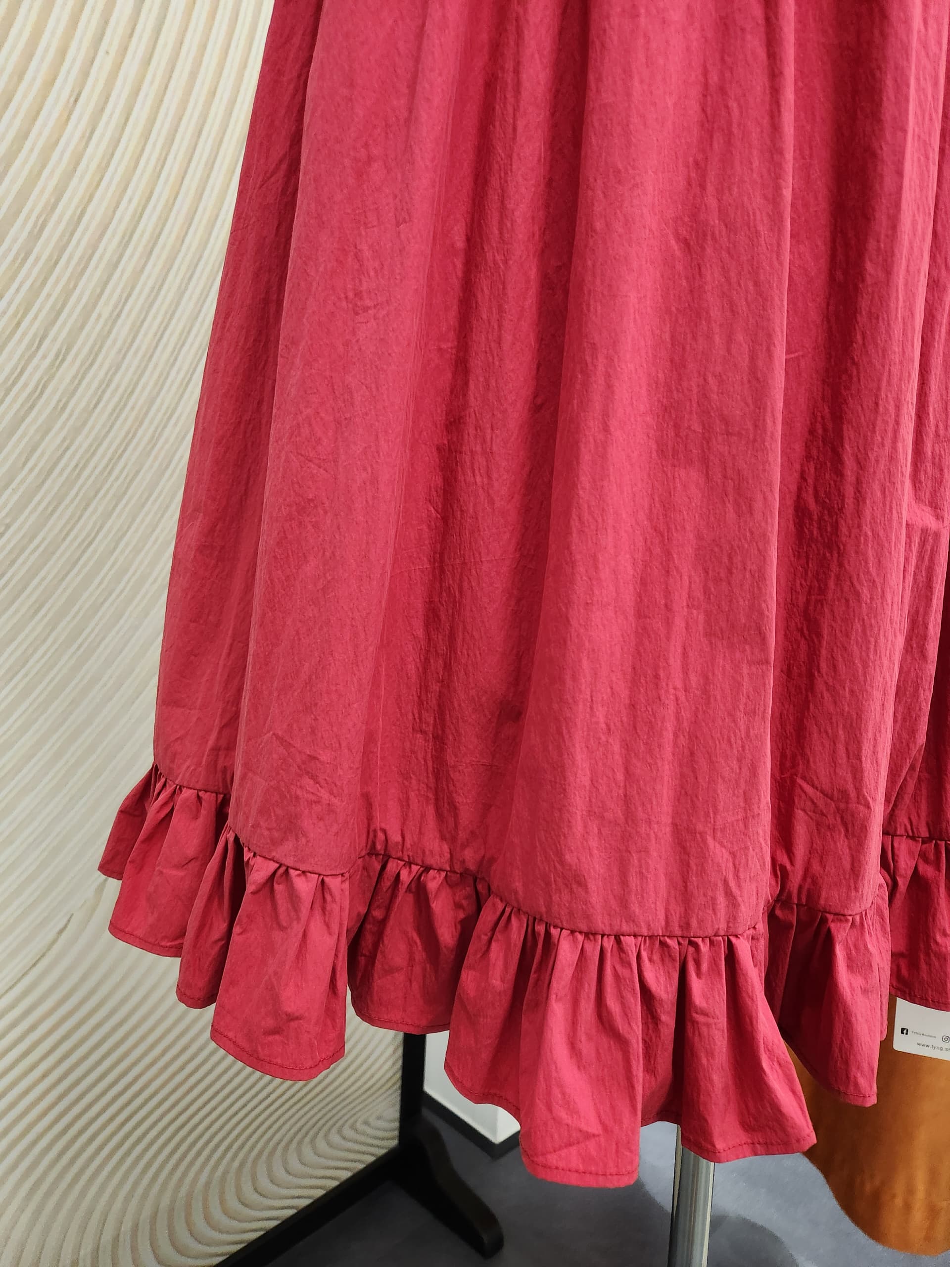 红色泡泡袖连衣裙