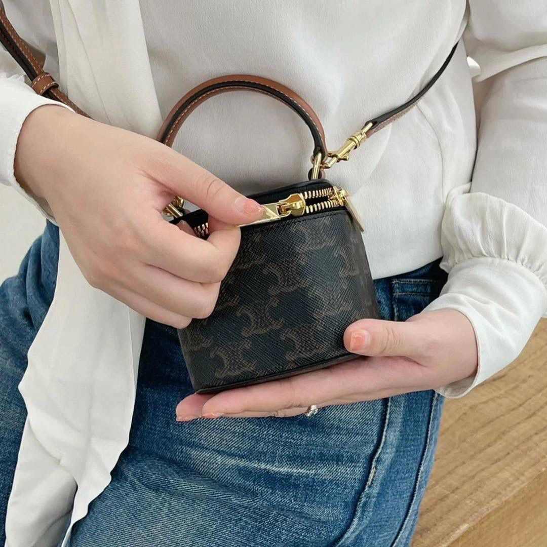 🔥大货实拍图 𝗖𝗘𝗟𝗜𝗡𝗘 ♥ 𝗧𝗥𝗜𝗢𝗠𝗣𝗛𝗘迷你小方盒 型号：10J762 尺寸：9.5*8*9cm CELINE女孩盲冲新款迷你小盒子，可爱到💥，夏天搭短袖，冬天配大衣，都是随手一拎就可以出门，到手就是大写真香～