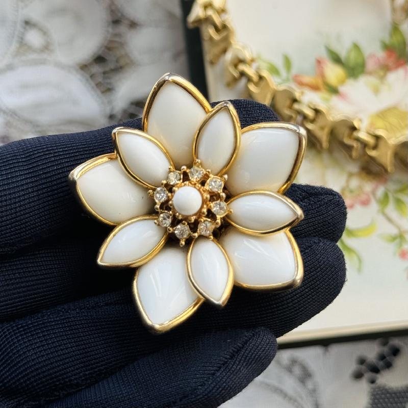 RARE! C.a. 1960s Crown Trifari Molded Milk Glass Three-Piece Jewelry Set - Necklace, Clip Earrings and Floral Brooch (MT1851)