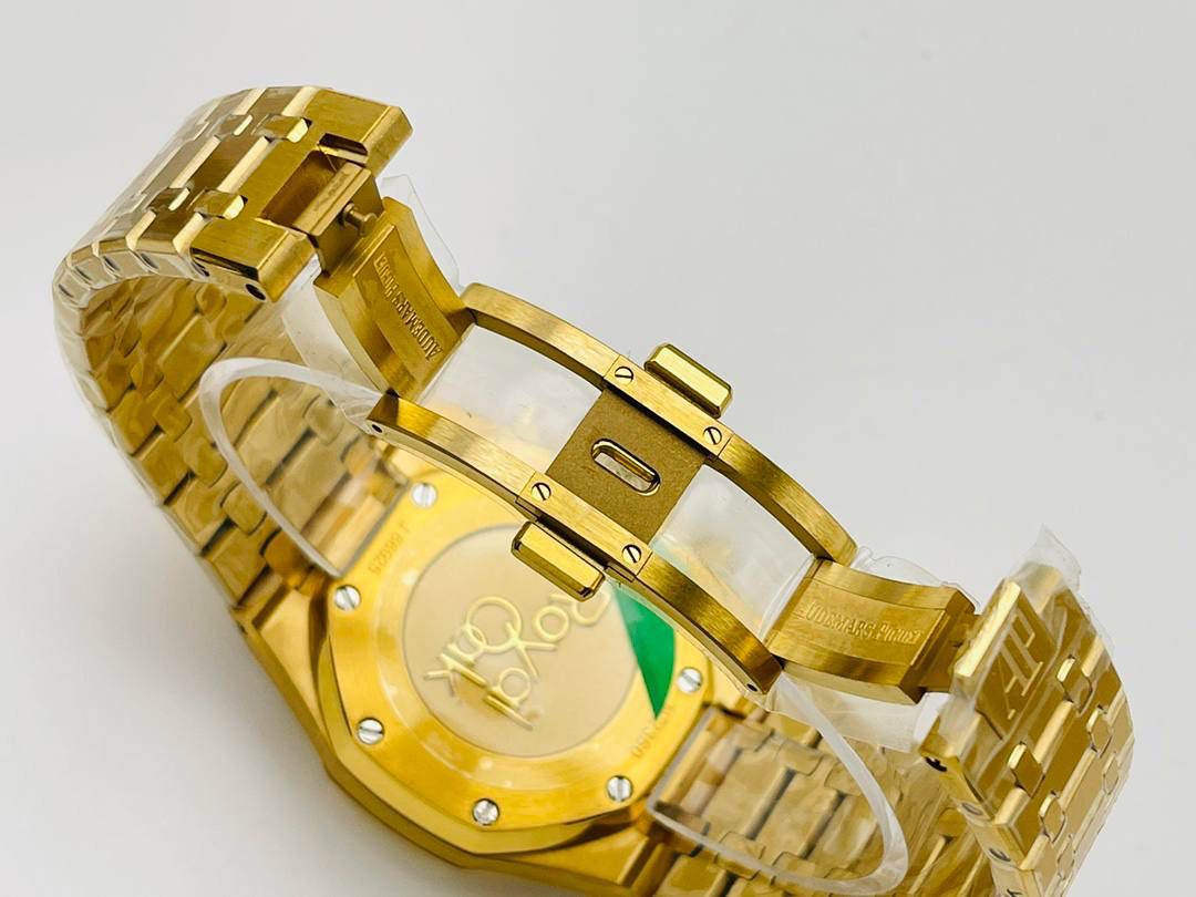 AP爱.彼皇家橡树系列26331OR多功能计时机械腕表41MM！ 1⃣️【机芯】7750改原装机芯 6字位小秒 功能与原装一致！ 2⃣️【表镜】表镜选用进口蓝宝石玻璃镜面！ 3⃣️【表壳】采用进口316精钢表壳，表壳通过拉丝和部分抛光打磨处理之后，忽明忽暗展现出精致而硬气的独特气质！ 4⃣️【头粒】头粒设计与专柜一致可以微调 佩戴更佳贴手舒适 经过多道工序的打磨和磨砂处理，终把AP特有的八角型表圈表达出棱角分明的线条！ 5⃣️【表盘】超强夜光显示，可以在任何环境下读取时间！