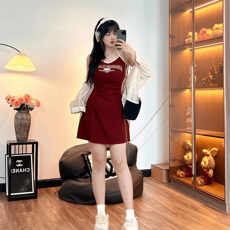 B169(6379+6060) 美式元气字母边条纹挂脖吊带黑红连身裙与白开衫两件套连身裙 