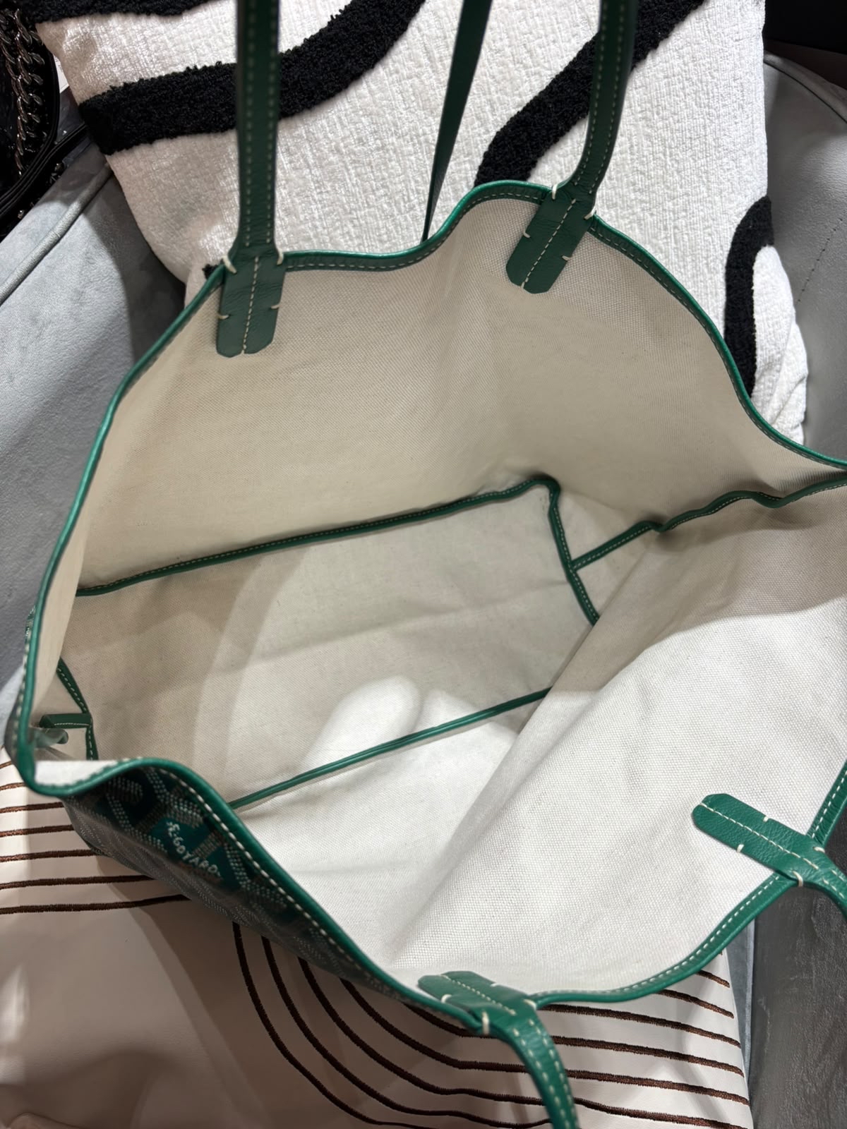 Goyard Saint Louis pm tote bag  100% Authentic, 95%New 
