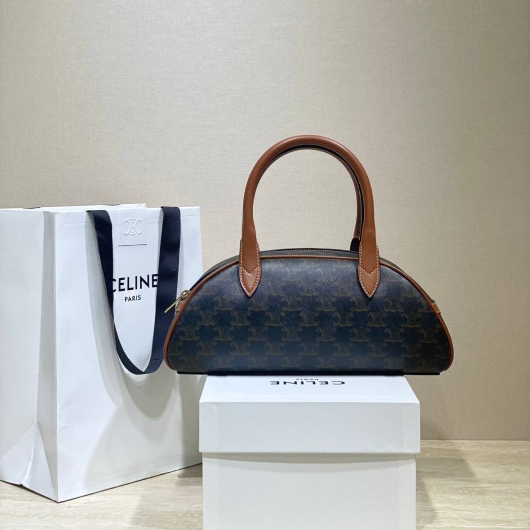 🔥大货实拍图 𝗖𝗘𝗟𝗜𝗡𝗘 ♥ 𝗧𝗥𝗜𝗢𝗠𝗣𝗛𝗘 𝗧𝗘𝗖𝗞𝗘𝗟 型号：197402 尺寸：31*14*10cm 钟情于CELINE的原因之一，可能就是因为她有着吸引人的百变感，不管是平时上班通勤，还是约会聚会，上身都很百搭而且很给整体气质加分，一点儿都不挑场合，能跟我的每一套搭配都融合的很微妙。