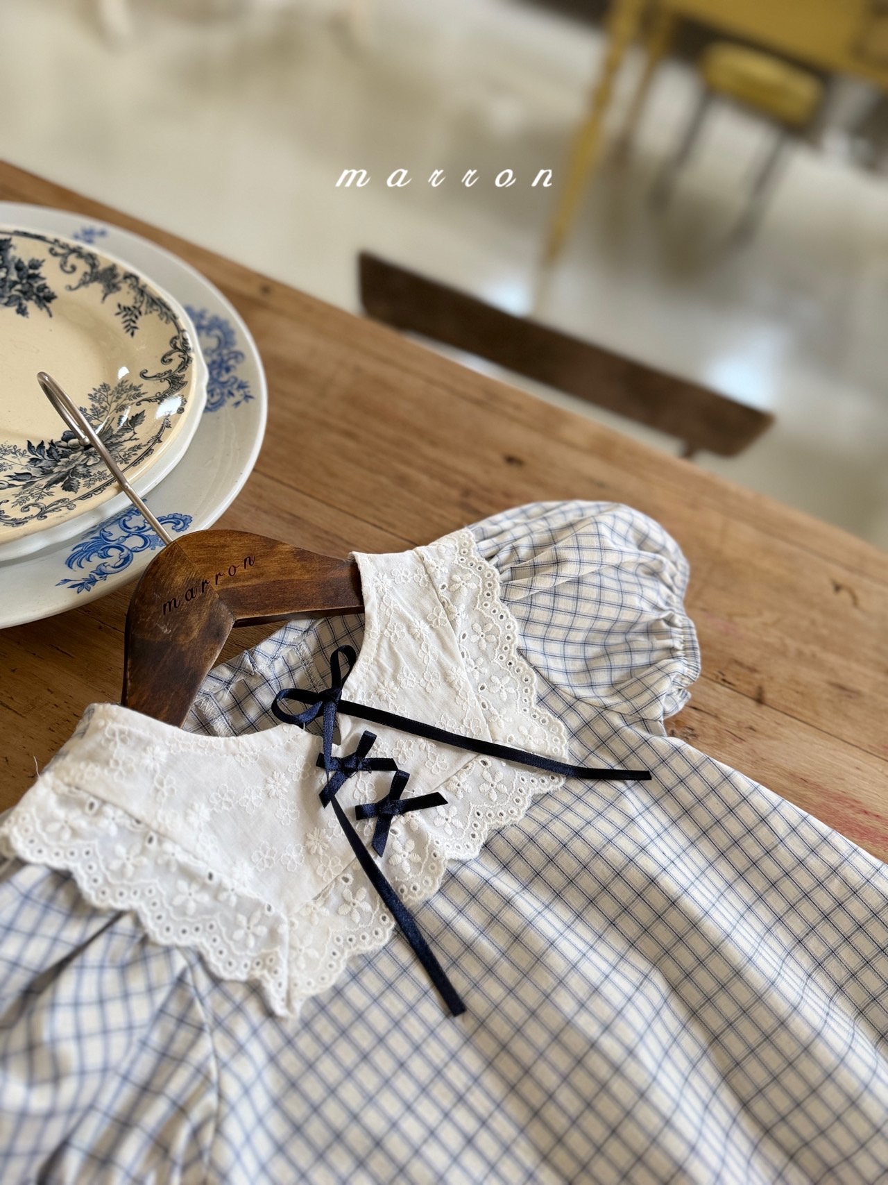 ☀️預訂 韓國直送☀️🇰🇷Marron兩色絲帶蕾絲領格紋泡泡袖包屁衣