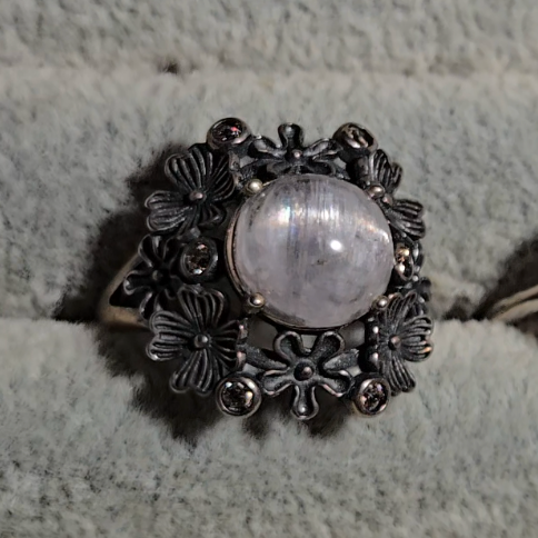 Cat's eye kunzite floral ring with rainbows in adustable sterling silver (A) - KNZ1