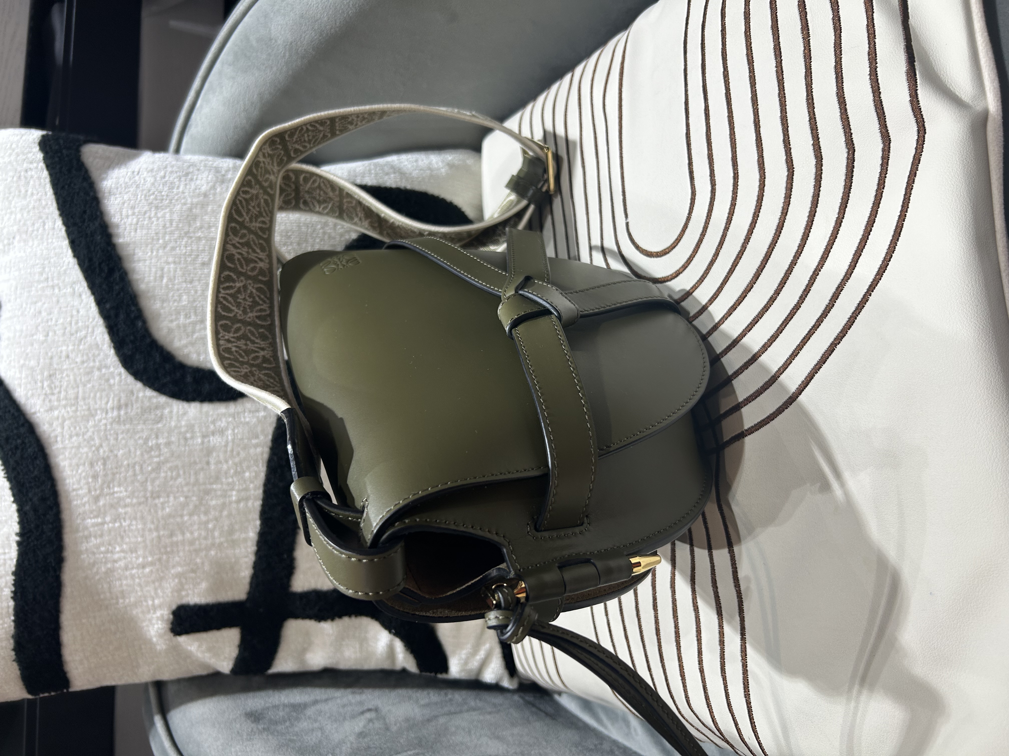 Loewe Gate small calfskin 100%Authentic, 98%New ☑️Dust bag