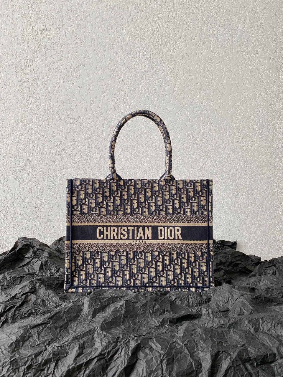 🈶老花蓝，中号 𝗗𝗜𝗢𝗥 𝗕𝗼𝗼𝗸 𝘁𝗼𝘁𝗲 购物袋 火遍大街小巷，席卷整个时尚圈 浓厚的复古艺术气息简直是行走的艺术品 全手工立体刺绣 凹凸有致 超大容量🔥🤩 特别适合想把整个家带出门的姑娘 妈咪袋 公文包 旅行出游好帮手 时髦精人手一只的经典款 36×27×16cm