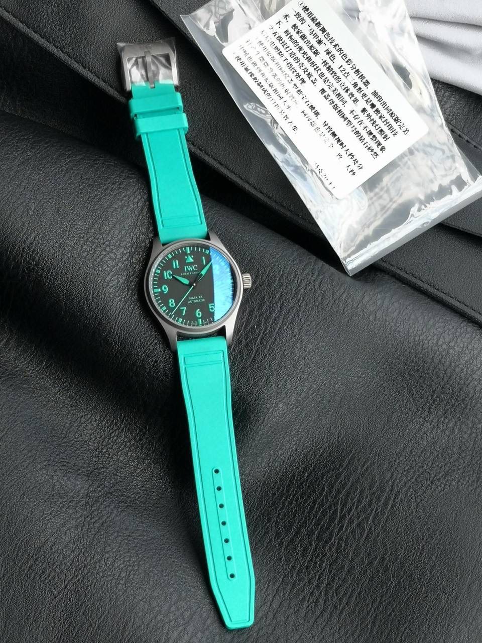 IWC 万国表 Mark XX 飞行员腕表 蒂芙尼蓝橡胶表带