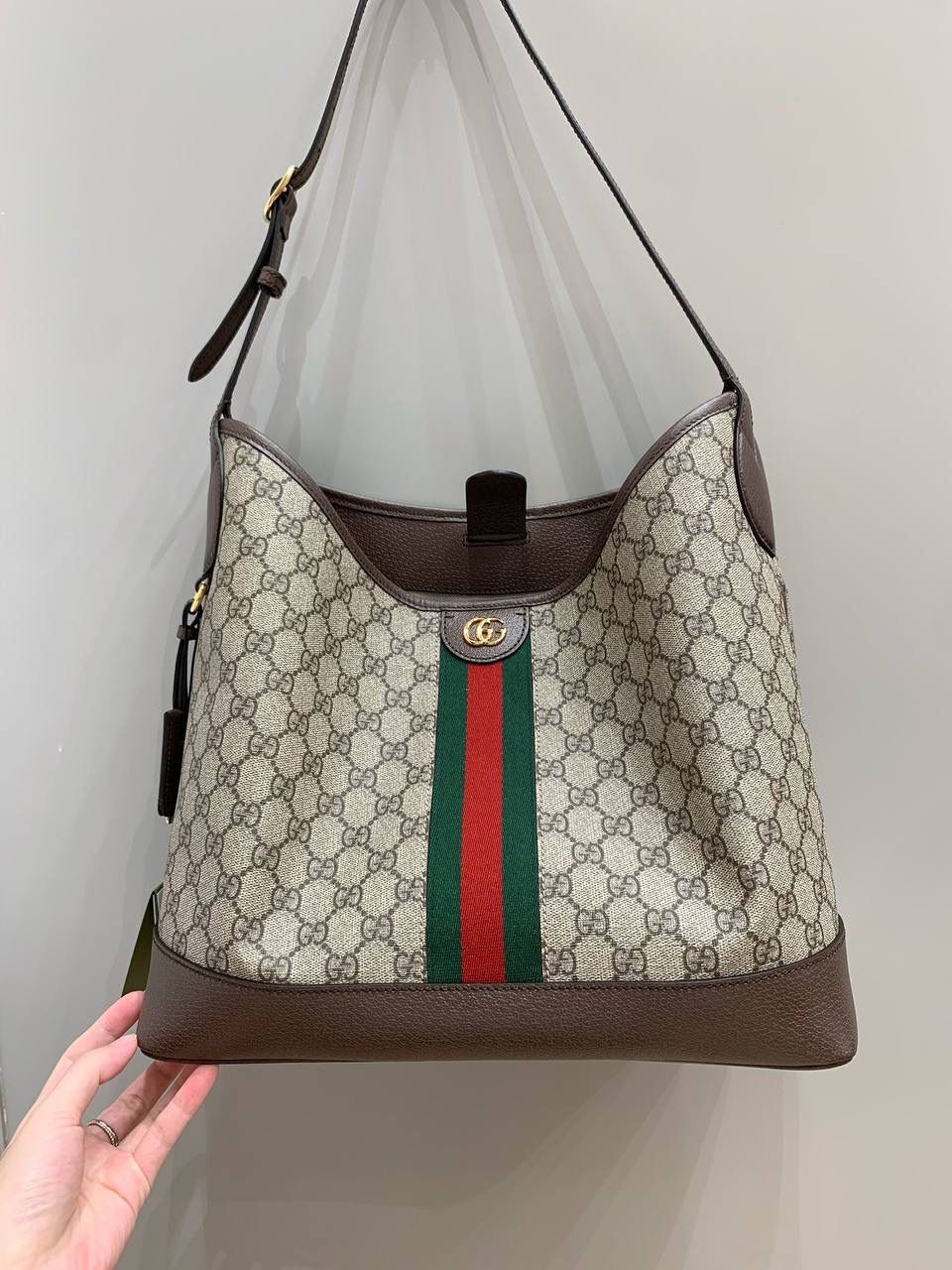 新背景实拍正品级 。 🎀Gucc1 Ophidia hobo腋下包 中号(最高版本) 比起小号，中号松弛感更强烈气场更足！ 喜欢大包的闭眼选中号尺寸，上身马上就慵懒了 这个包真的非常融入日常，随性又时髦 包身容量很大能很好的满足日常出门 而且肩带比一般的腋下包都长一些还可以调节 一见钟情，时髦使用同时兼顾！ 型号781392；尺寸34/32/17cm