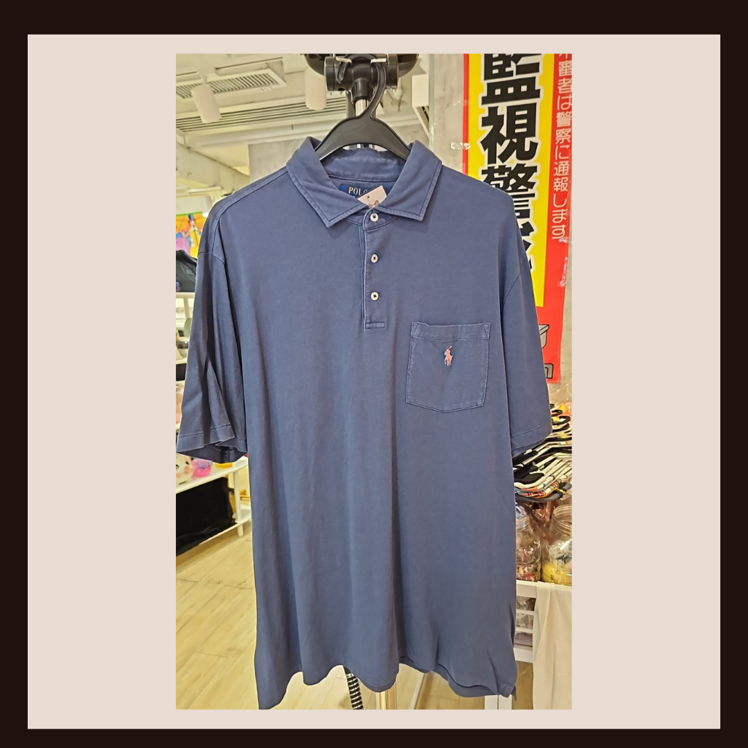 經典的藍色短袖 Polo 衫來自美國著名服飾品牌 Polo Ralph Lauren