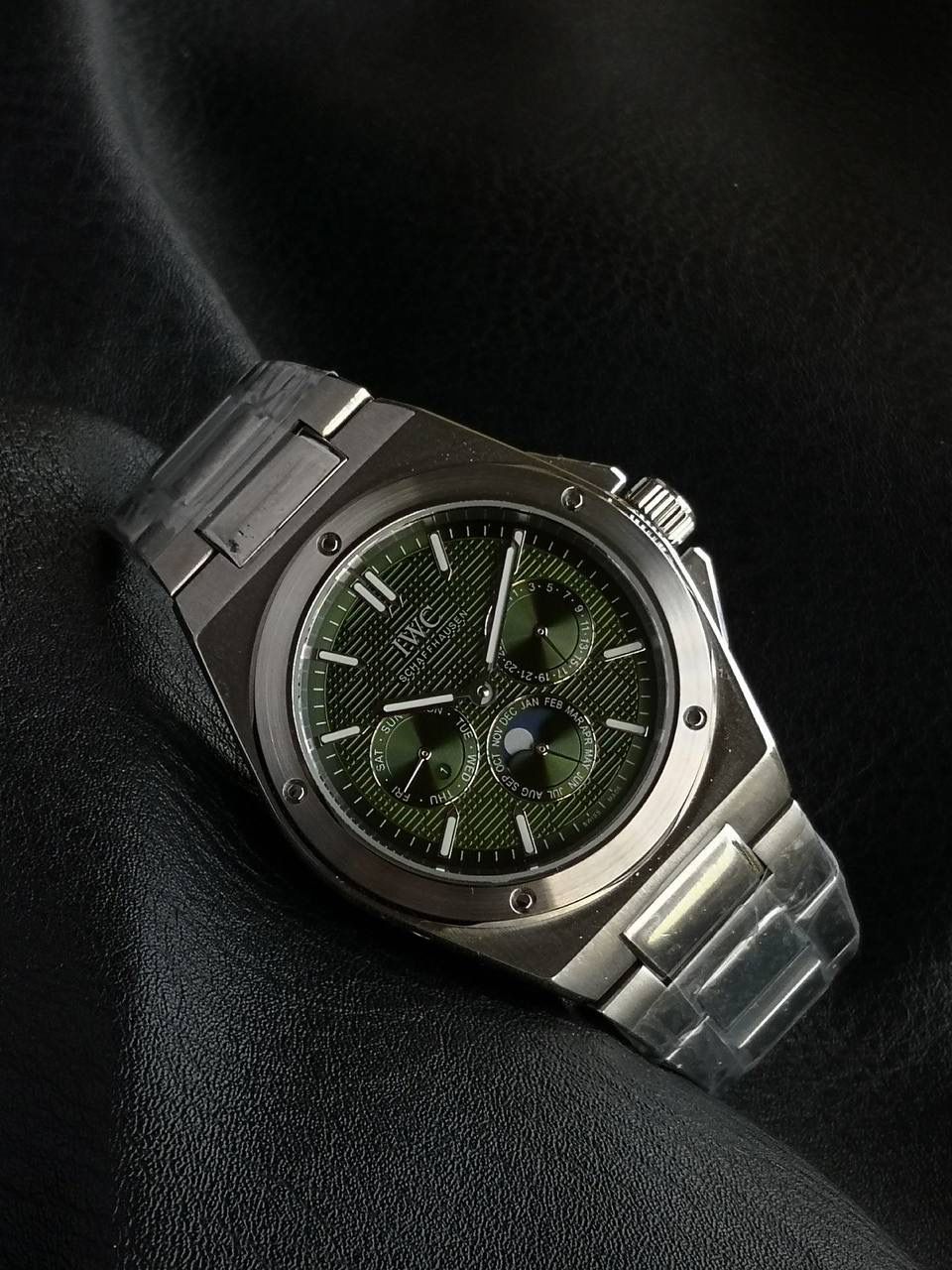 万国工程师系列万年历腕表，复刻界最复杂的腕表，所有功能同步原装，所有功能调节通过把头控制. 1⃣️【功能介绍】3点钟位置显示日历，9点钟位置显示星期，6点钟月份月相指针显示。 2⃣️【做工精细】外壳采用原版同样的三件套结构，中间拉丝，上下壳为抛光，镜面采用高成本的锅盖形蓝宝石，使其质感提升。 3⃣️【机芯性能】尺寸41.6mm,机芯采用天津机芯改82600，高效稳定，动力时间长达72小时以上，进行加装复杂的万年历模块，而且同步所有功能实现同步原装通过把头调节。 4⃣️【⚠️注意事项】由于万年历模块十分复杂在出货前都会调准时间，客户收到直接上链上手佩戴即可，⚠️请不要轻易乱调，由于机芯加装升级功能，调节需慢慢按调。