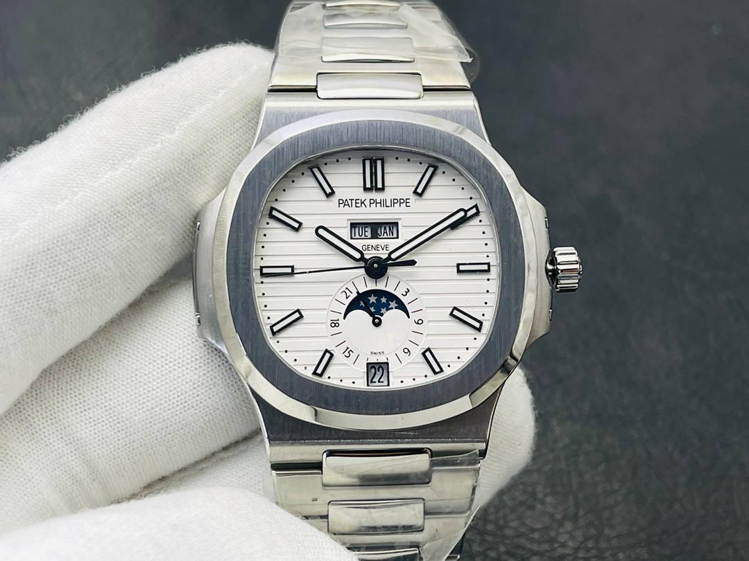 2023最佳时计---百达.翡丽复杂功能计时系列腕表！😍🤩 【表壳】40MM表径，圆形表壳闪亮的金属光泽流动在表盘流畅的线条上，展现出了腕表出色的设计风格与打磨工艺。 【表盘】华美的炭灰色太阳纹表盘，复杂功能井井有条的安排令其看上去十分的对称，丝毫不会有突兀之感，通过优美的太妃指针的点缀，无论是指针还是时标的细节修饰，看上去都非常的完美，6点位日历窗的显示清晰明了，让年历功能的读取变得更加方便。 【机芯】PP还原出百达翡丽的Cal.324型自动上链机芯，提供了时、分、秒、月相显示、日历、星期、月份以及24小时显示的功能！