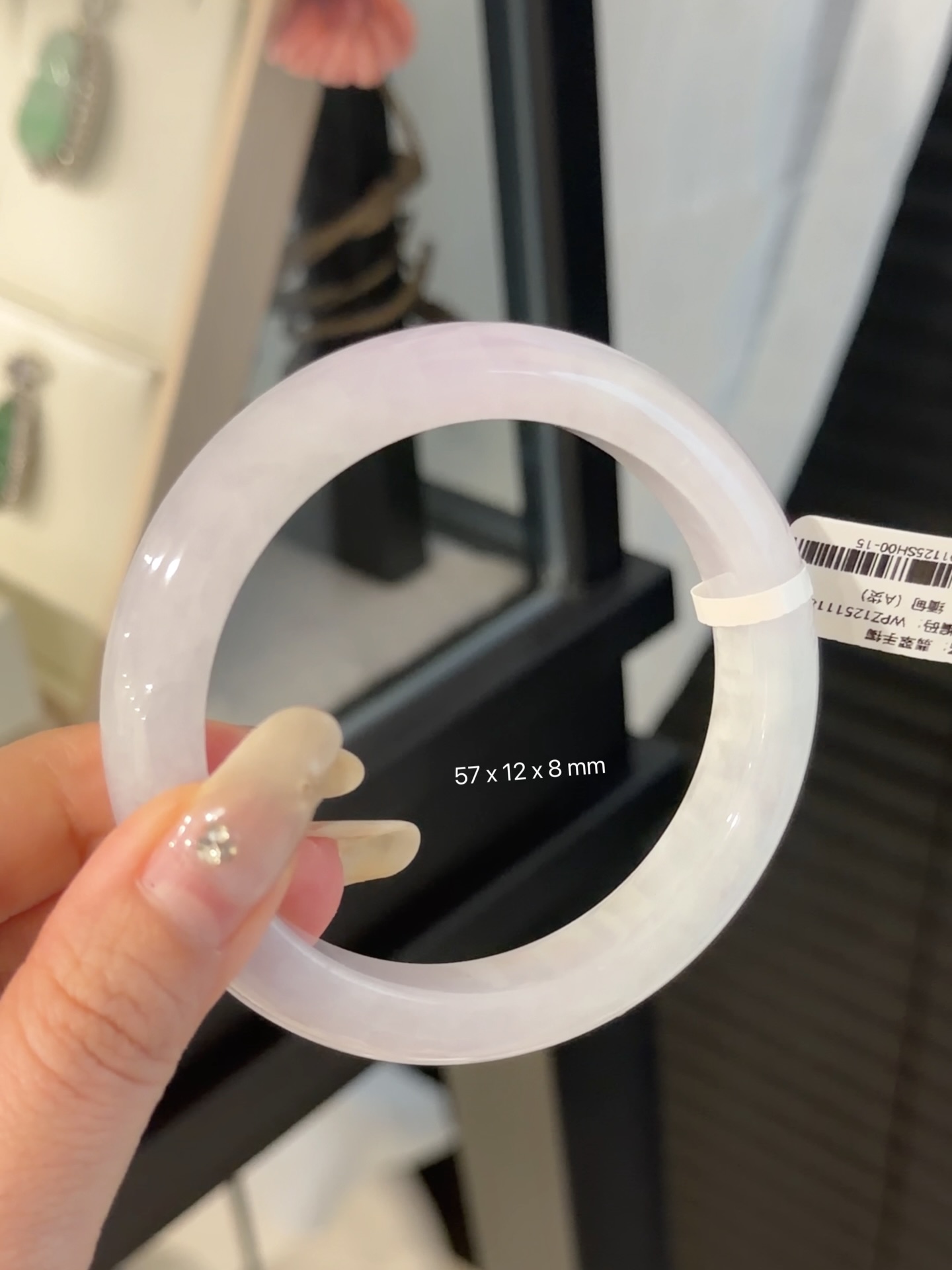 ✨ 马来西亚现货 · 手镯现货发售 ✨💜57圈口的冰紫翡，水头足冰润通透的淡淡紫调，特别显气质。自然光下有种朦胧的通透感，温柔又很显白。💰Rm2280.00💎 手镯尺寸 • 圈口：57 mm • 宽度：12 mm • 厚度： 8 mm 📄 附证书 每只手镯均附专业鉴定证书，安心选购 ✔️ 🕊 鉴赏期 支持鉴赏期，购买更放心 🌍 全球配送 马来西亚现货，支持全球邮寄 ✈️ 📩 欢迎私讯咨询 / DM 查看细节与实#马来西亚翡翠 #怡保 #吉隆坡 #新山 #新加坡