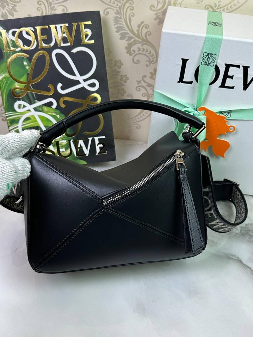 🅰️小号 𝗣𝘂𝘇𝘇𝗹𝗲最新版本❤️ ——（缎面/织带款） ✅经典拼图系列，不规则立体几何设计，最具辨识度的立体廓形和几何美学，顶级进口小牛皮搭配德国沙菲线，独家定制五金，𝗬𝗞𝗞拉链拉头 ✅容量超大，颜值高，四季百搭，新款自带可拆卸𝗟𝗢𝗘𝗪𝗘织带宽肩带‼️ 尺寸：𝟐𝟒-𝟏𝟔.𝟓-𝟏𝟎.𝟓𝐜𝐦 款号：061609织带黑色