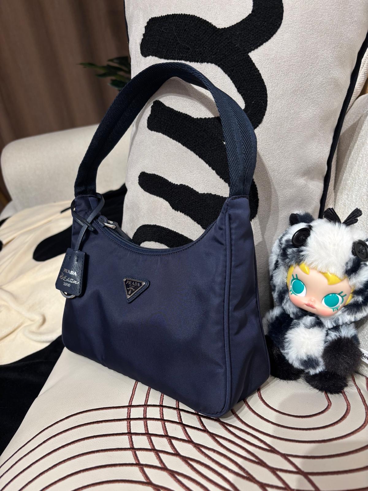 Prada re-edition 2000 re-Nylon Hobo Bag Navy 100%Authentic, 95%New
