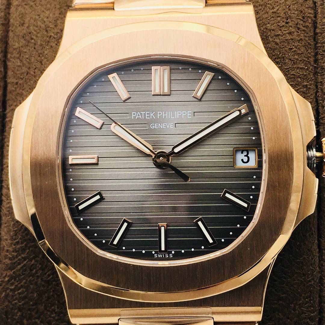 新力作 V4超级升级版 百达.翡丽鹦鹉螺重磅来袭！ 1：第一款真正意义上的超级鹦鹉螺，震撼来袭，全新修正的不锈钢表带，铰链部分根据真正的百达翡丽鹦鹉螺不锈钢表带拆解开发，和正品一致的贴合效果！ 2：逆袭之前所有副本，铰链开合角度和正品一致，锁毕声音和正品相同！ 3：重点指出此次V4版的面盘在采用与真品一致的覆荧光涂层金质立体时标，特别突出的“蓝魅”面无限接近原版！ 4：机芯方面是全新订制的修正版的一体芯Cal.324机芯，是目前唯一做到机芯的钢印与正品一样的雕刻工艺。