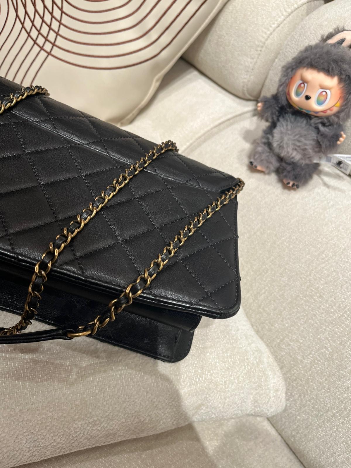CHANEL FLAP BAG BEAUTY LOCK BLACK A93222 100%Authentic,95%new ✅ 專門店收據✅22卡✅ 塵袋 ✅ 盒 