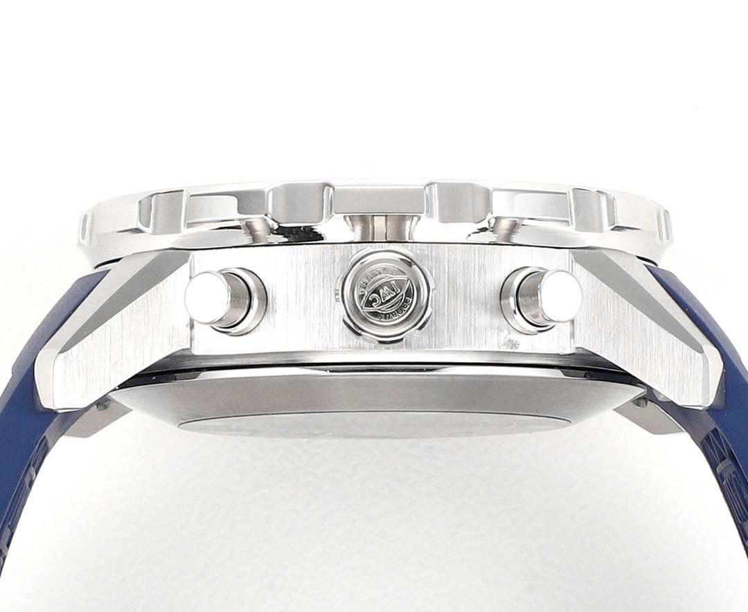 IWC万国海洋计时系列，一款直正潜水与计时融合的腕表。超高的颜值 具备「背景照明」的旋转式潜水外圈。多功能外圈里面是4毫米阔的蓝宝石玻璃圆环，底部有印花及涂上浓缩的Super-LumiNova®夜光涂层。粗犷的时标和刻度，并覆有银光涂层，在昏暗的环境中发出光芒，让时间时时掌握。材质： 316L精钢 直径： 44毫米 机芯：Asia-7750机芯🔥