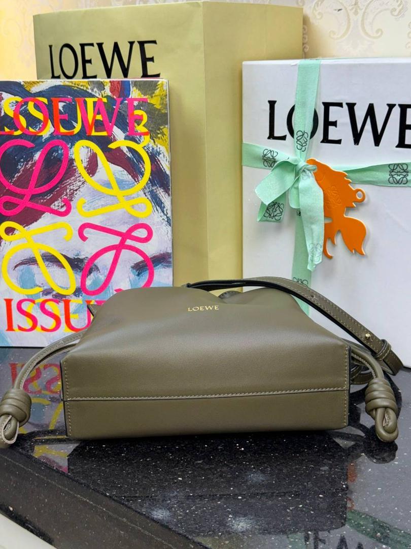 全新升级—𝙁𝙡𝙖𝙢𝙚𝙣𝙘𝙤出货啦✅ ❤️升级版福袋正面新增品牌烫金𝙇𝙤𝙜𝙤代替压印𝙇𝙤𝙜𝙤，肩带加宽同时增加两侧狗扣五金代替原本皮穿扣肩带，精致又便捷🥰 ❤️独家定制皮料五金，小牛皮皮质手感十分柔软且耐用，肩带🉑拆卸🉑调节，多种背法任你选择，容量超大，日常出行必备😍 ❤️独家品控，完全对版细节，全套礼盒🎁包装给你满满的仪式感🥰 迷你尺寸：𝟐𝟑.𝟗-𝟏𝟖-𝟗𝐜𝐦 款号：052030深卡其绿/新