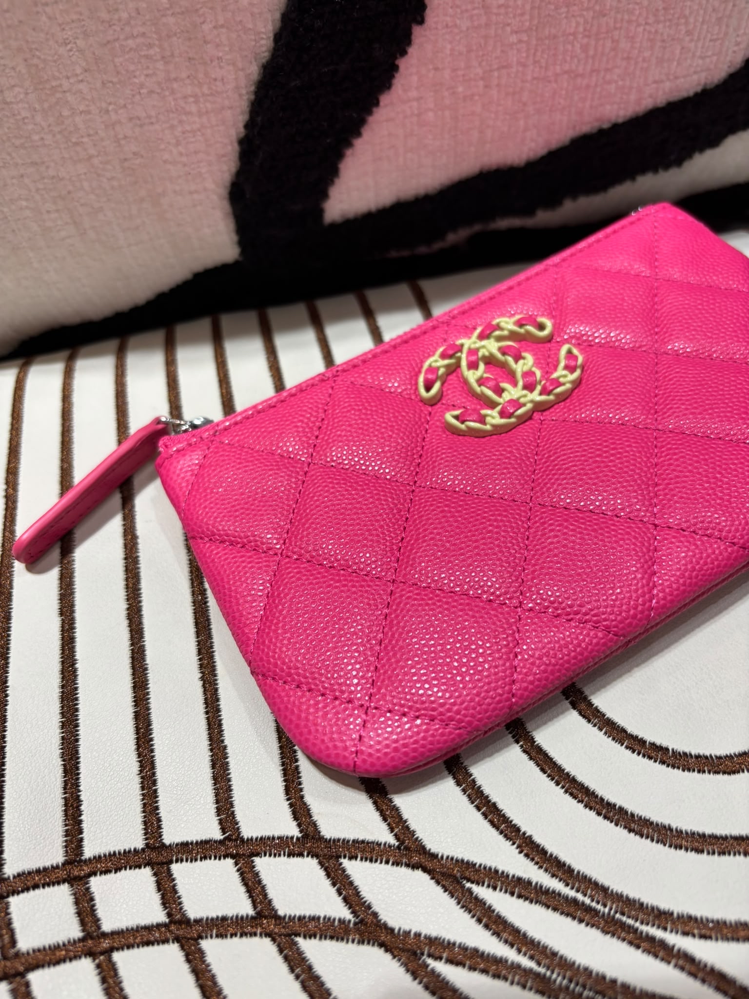 未使用品 Chanel 19 Mini Zip pouch 荔枝牛皮 100%Authentic,未使用unused ✅晶片貼✅塵袋