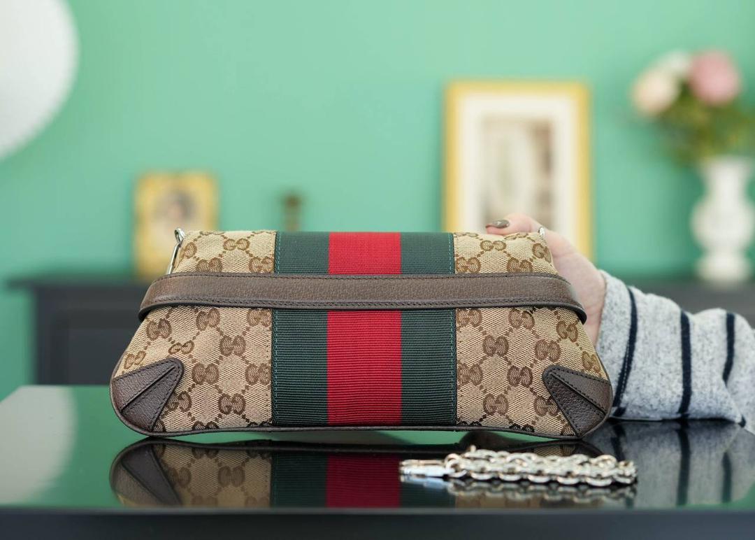 👜Gucci Horsebit Chain小号肩背包 27cm💕 GG 2023走秀款 复古的设计加上显眼的马衔扣 时髦感瞬间提升,配色超高级，复古感拉满 这款链条包简直是女主包的代表 它的设计既简约又不失个性， 着实有点酷飒的腔调，感觉置身03年的秀场！ 多种背法出街，百搭有格调！ 官方款号 764339 尺寸：11.5x27x5cm