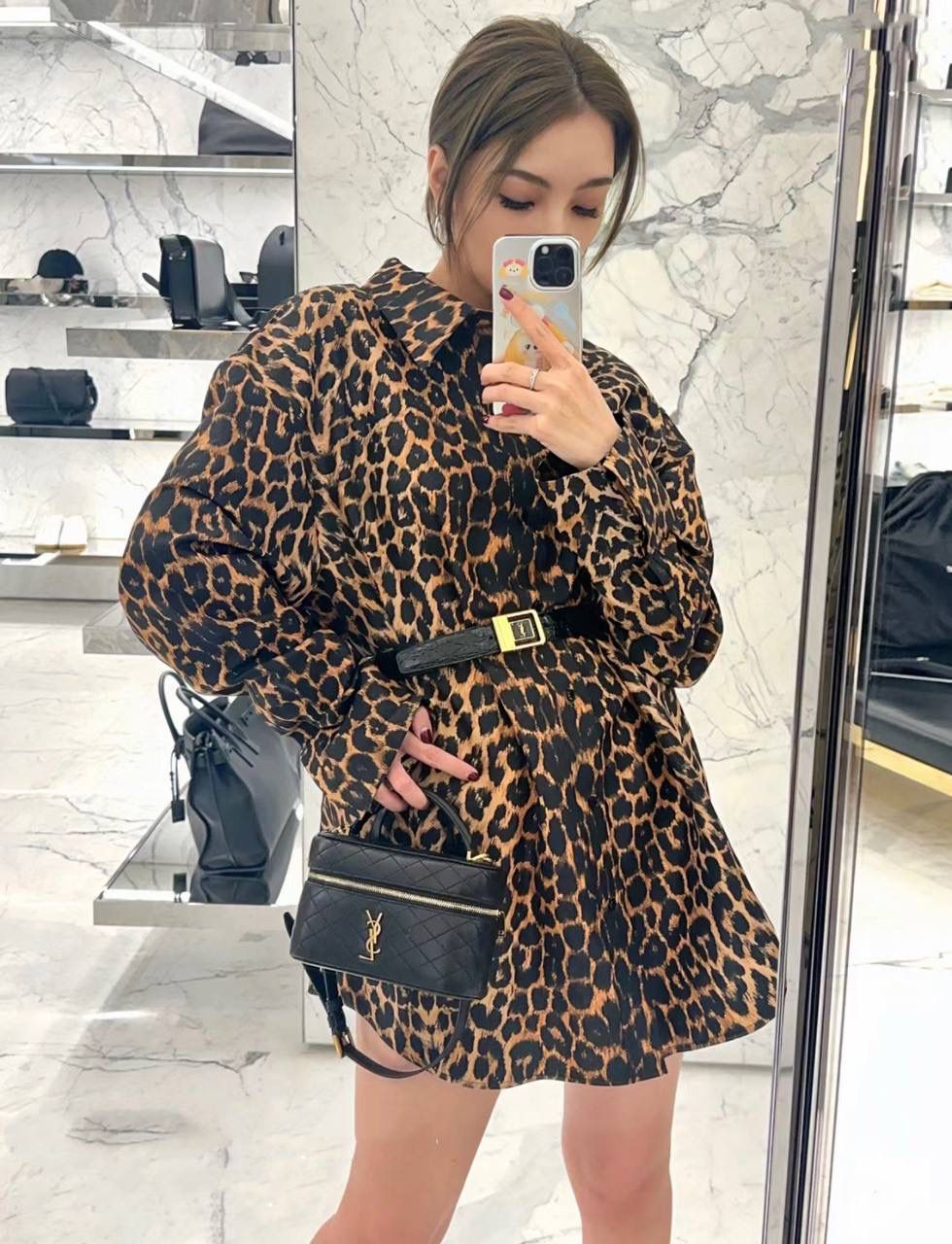 ys1 mini gaby vanity手提小盒子 黑色🤍 小可爱来袭，嘿嘿嘿 他们家不只是大包精彩 小包设计得也很出彩 它是有点箱包的设计 像个化妆包，也像小废包 但是它一点都不"废"哦 容量超级优秀，放手机📱正正好 这个包难做的是它的菱格的蓬度 不能完全平整，也不能像小香那样的蓬 微微鼓起的内托最难做 就是所谓的"肉感" 小羊皮的细腻程度也是和zp一样的 市场上你们可以去对比这只包的做法 整只包的灵魂我们是研究透了的！😍💕 18×11×6.5cm766731m