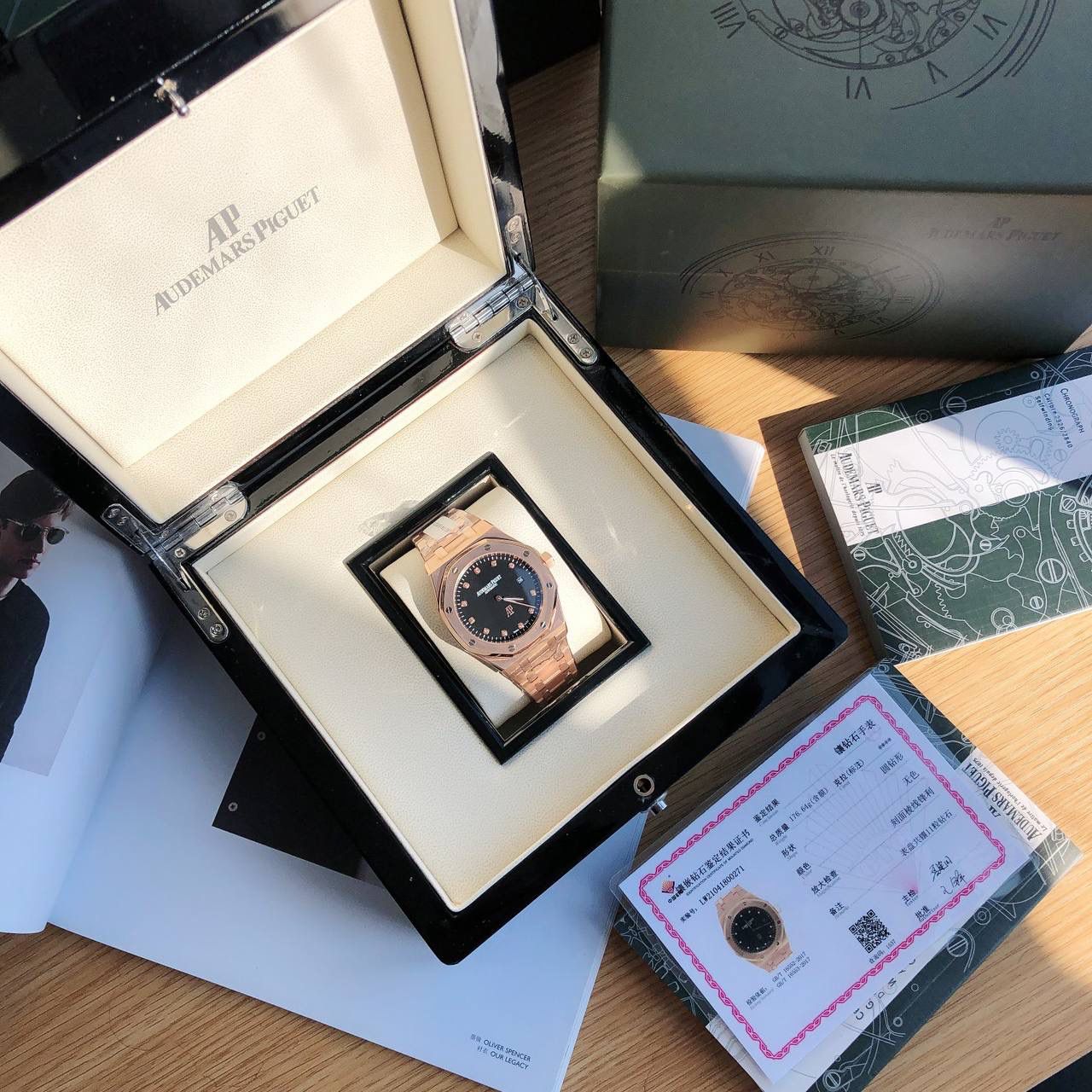 爱彼皇家橡树 型号152070R.00.12400R.01——震撼上线：剔除机芯甲板多余部分，使之变得更加镂空——成就钢表巅峰—— 实力演绎 卫冕“钢”王！ 【6大精妙之处】 1.正品拆解开模，尺寸为41X10.4毫米与正品一致！ 2.完美还原正品表壳的每一处细节，尽显正品“棱角分明 坚毅果敢”的阳刚气质。 3.钢带的做工无可挑剔，比市面上任何钢带表做工均要更上一层楼，钢带头粒和表头衔接的“缓冲带”的松紧程度与正品一模一样。 4.字面采用VS1.2 天然真钻 权威国检机构出具GTC真钻证书 5.自动陀的与原装致敬，是市面唯一做到颜色于原装一致的版本（市面一般版本均偏红）其上的ap族徽雕刻独一无二。6.打破夹板概念，采用进口机芯改爱彼CAL.4302一体机！更稳定，更优秀，更真实。 7.表盘的“饼干纹理”立体饱满，精神抖擞！绝非普通小厂一般失魂落魄。 体验精妙 感受不同！ 必属精品！