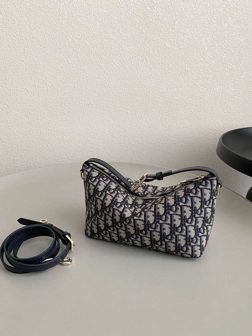 🈶老花蓝中号（配肩带） 𝗗𝗜𝗢𝗥 𝗡𝗼𝗺𝗮𝗱手提包/饭盒包🍱 又一重磅推荐了！近几年的饭盒包大火！ 各个品牌都有推出过，简直谁用谁可爱啊 复古老花帆布材质，随意揉捏不变形 日常通勤，出差当化妆包也是非常可以 我更爱它的金属插扣太高级，绝杀细节控 22×13×9.5cm #6801m