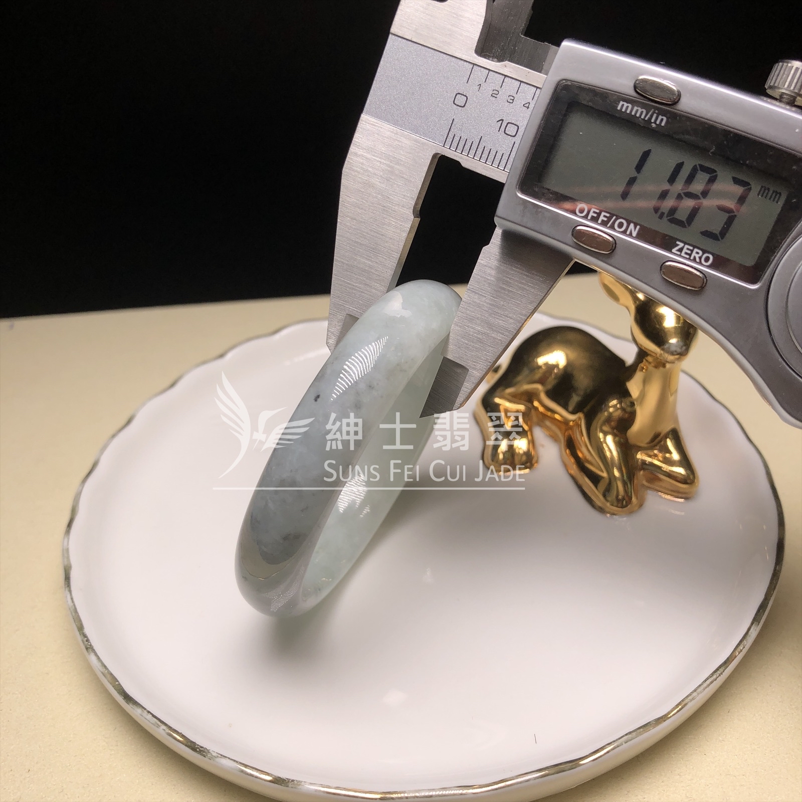 烏雞淡綠貴妃鐲49.3 YM00251