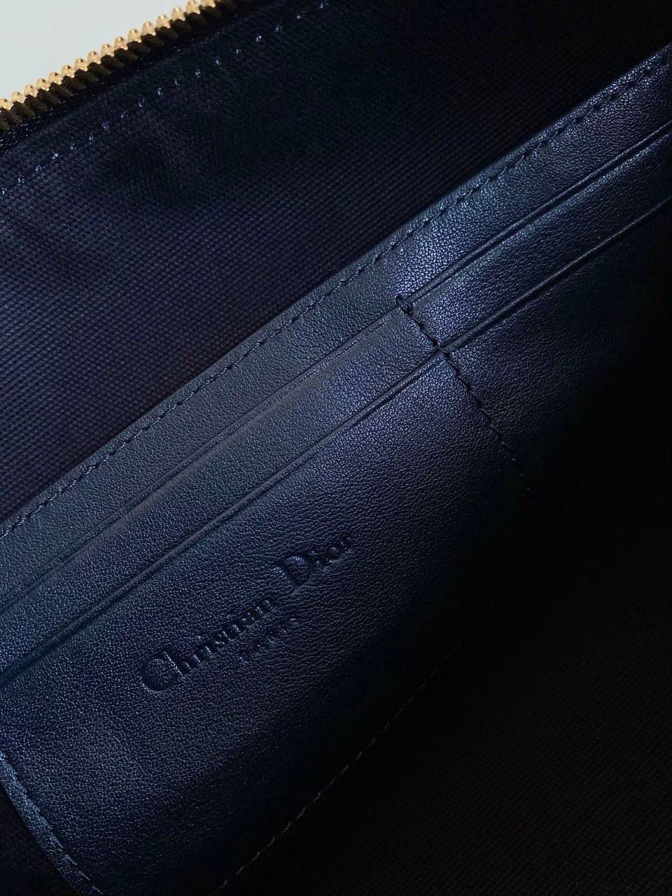 🈶老花蓝（腋下包） 𝗗𝗜𝗢𝗥 𝘀𝘁𝗮𝗿 幸运星⭐饭盒包 又一重磅推荐了！近几年的饭盒包大火！ 各个品牌都有推出过，简直谁用谁可爱啊 复古老花帆布材质，随意揉捏不变形 日常通勤，出差当化妆包也是非常可以 微调后的饭盒包有着幸运寓意的星星拉牌 还有可以调节的链条肩带可以腋下背🌟💯🤟🏻 28.5×14.5×10cm #6803m