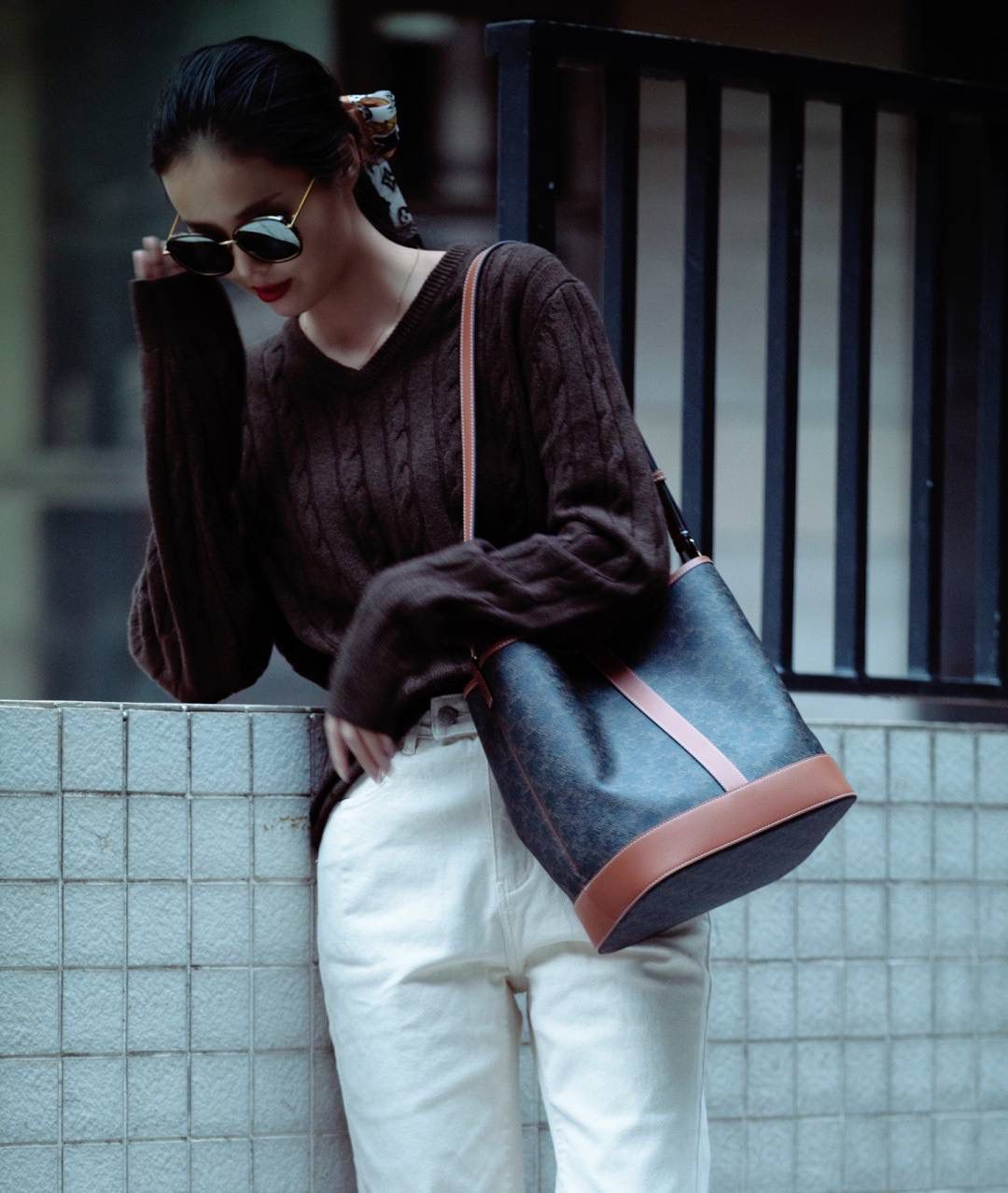 🔥大货实拍图 𝗖𝗘𝗟𝗜𝗡𝗘♥𝗧𝗥𝗜𝗢𝗠𝗣𝗛𝗘 𝗖𝗔𝗡𝗩𝗔𝗦中号水桶 型号：191132 尺寸：33*27*17cm