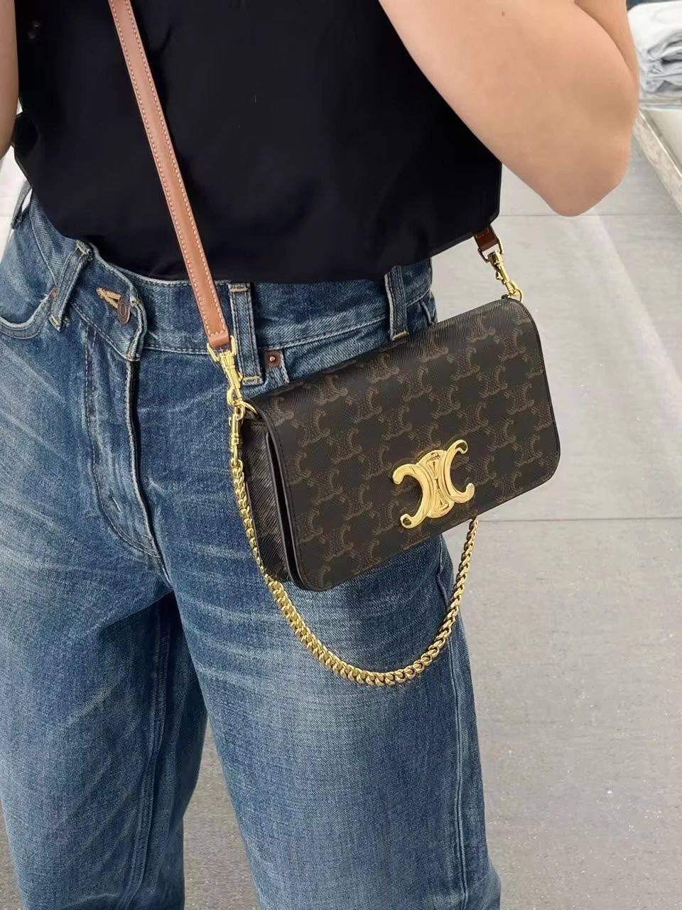 🔥大货实拍图 𝗖𝗘𝗟𝗜𝗡𝗘 ♥️ 𝗠𝘂𝗹𝘁𝗶𝗽𝗼𝗰𝗵𝗲𝘁𝘁𝗲三合一 型号：10L972 尺寸：20.5*11*4cm CELINE也太懂女孩子需要什么了吧～新款包袋有两条肩带哦，斜挎背让你更方便行动自由，腋下背让你更好展示自己的风格！