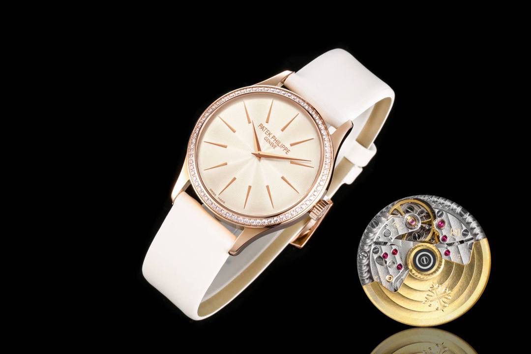 新品女款百达翡丽古典表系列——4897腕表，强势推荐！ 古典魅力，经典重现，正装表王震撼登场。完美还原表中王者的独特质感和简约格调。【精彩细节】 1.搭配定制版机芯改Cal.215自动机芯，动能储存长达45小时，振频28800每小时。 2腕表尺寸33MM，尺寸数据完美吻合正品，佩戴轻便，还原正品体验。 2.采用与原装一致的锅盖型穹顶玻璃，特镀有双层抗眩晕增透镀膜。 3.表盘搭配72颗钻及指针和时标釆用日晖纹装饰，光泽质感更加柔和，让你每次看时间都心花恕放，之后再采用镀铑工艺处理，确保光泽度和质感不亚于原装。防水50m表带意大利进口小牛皮表带，做工精致，包边细腻，尽显大牌风范，搭配Patek 。Philippe原厂级针扣，更显示这款腕表的华贵气质😍😍💯