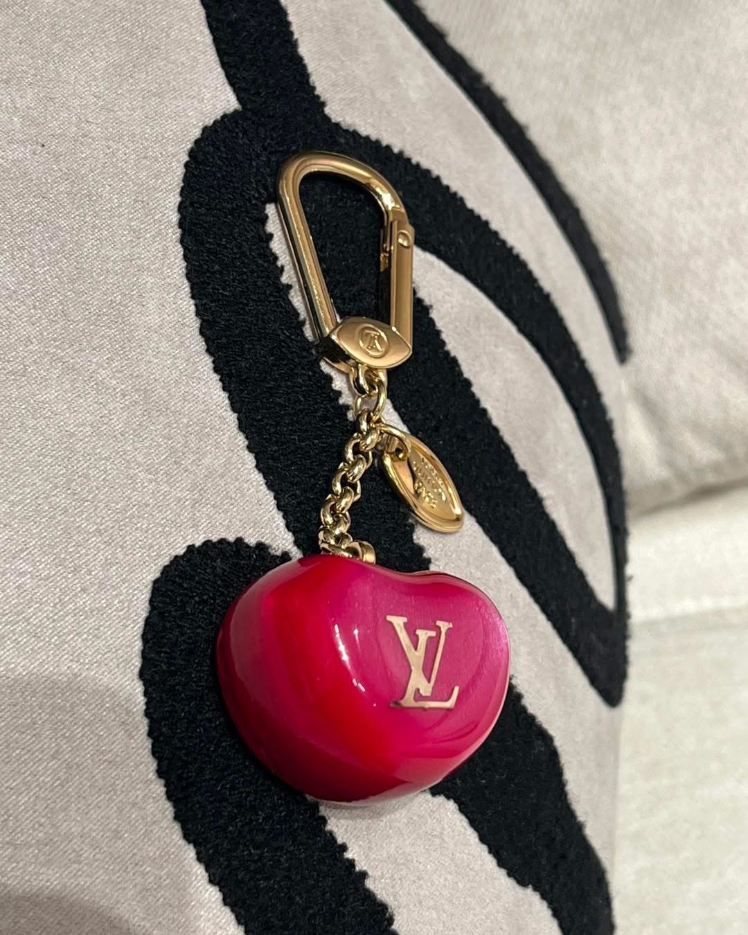 Lv Pomme D'Amour Coeur Rayures Heart Key Holder/LOUIS VUITTON Bag Charm 100%Authentic 未使用品unused ✅dust bag 