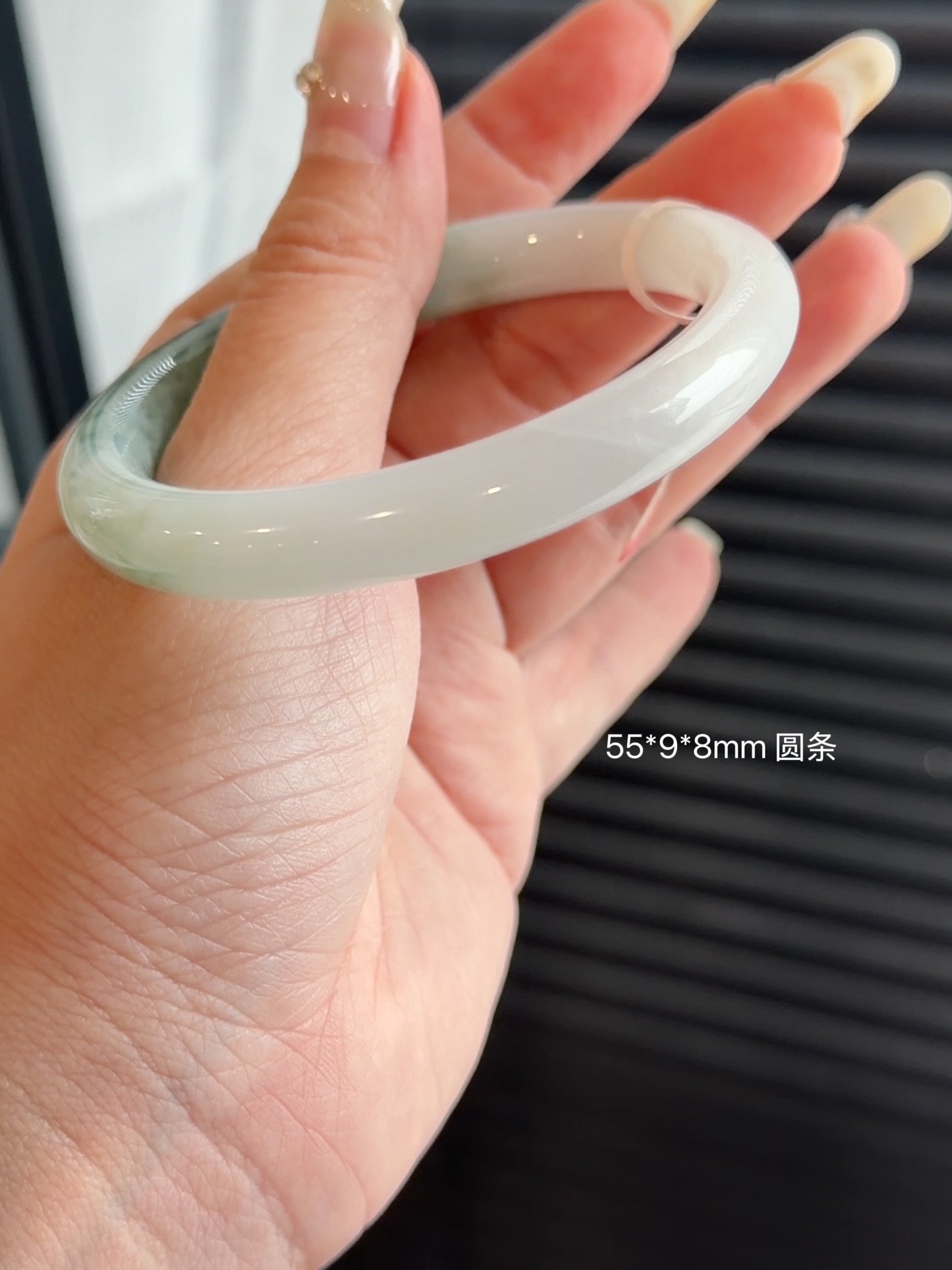 ✨ 马来西亚现货 ✨精品手镯 · 实物更美55圆条 半山水翡翠手镯 💎 尺寸圈口：55mm ｜ 宽度：9mm ｜ 厚度：8mm💰Rm1880.00 (有纹不扣)📄 附权威证书🕊 支持鉴赏期🌍 全球配送喜欢的宝宝欢迎 DM 💌先到先得，不留#马来西亚翡翠 #怡保 #吉隆坡 #新山 #新加坡