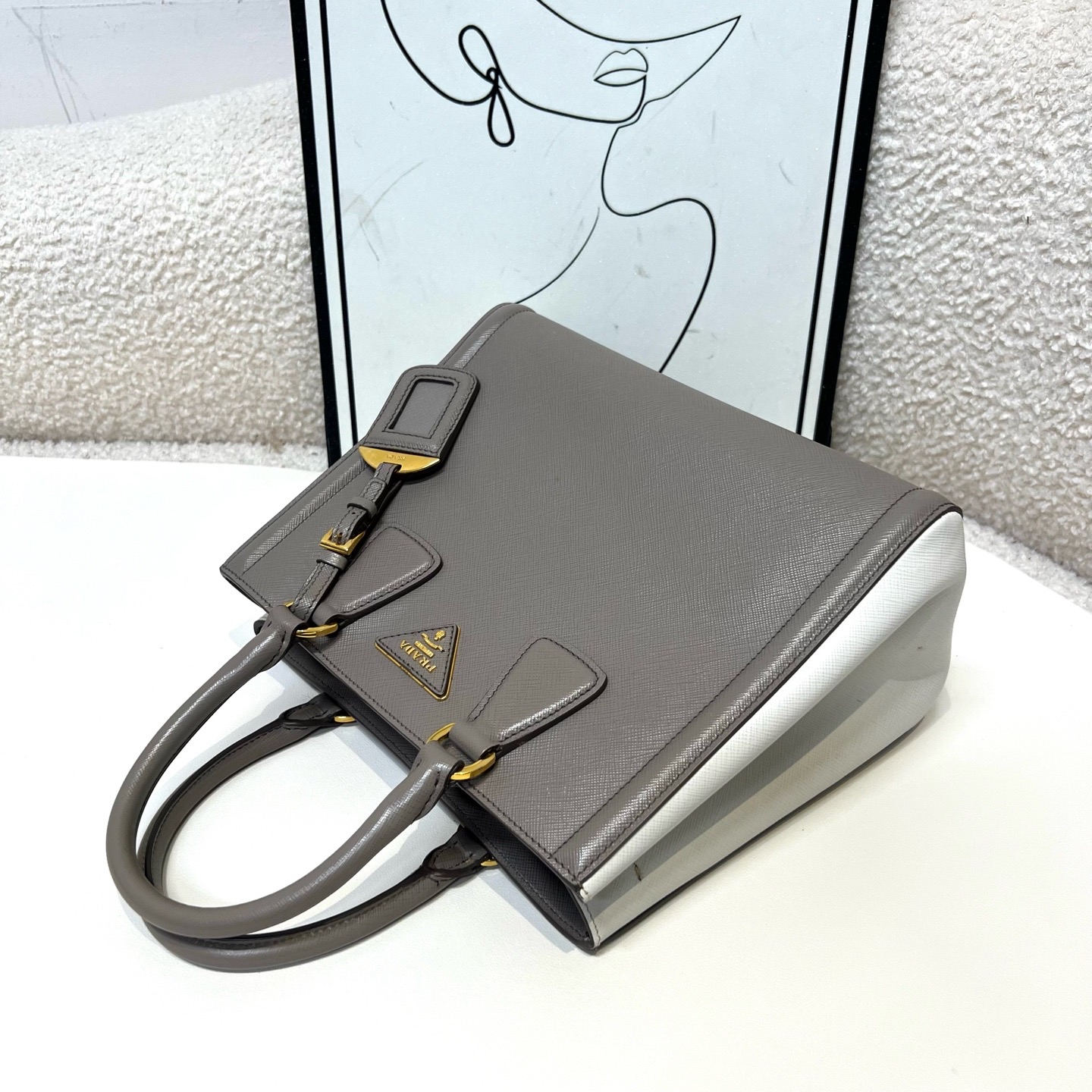 【預訂貨品】Prada 大象灰拼白色殺手包