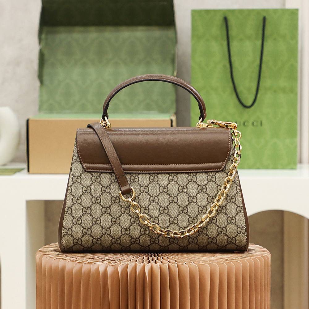 𝐇𝐨𝐫𝐬𝐞𝐛𝐢𝐭 𝟏𝟗𝟗𝟓中号系列 #702049#原厂皮 YY ▪️尺寸中号：29*20*13cm▪️ 尺寸小号：22*16*10.5cm 销冠马衔扣家族又迎来了一个宝藏单品， 传承了𝑯𝒐𝒓𝒔𝒆𝒃𝒊𝒕系列的复古气息， 马衔扣盖头设计，梯形包型显得非常耐看， 双肩带设计搭配隔层内里，凹造型与实用性都可满足于日常，必入款出街被围观的高颜值，搭配复古马衔扣元素，重塑复古与时尚的完美融合视觉冲击！✨