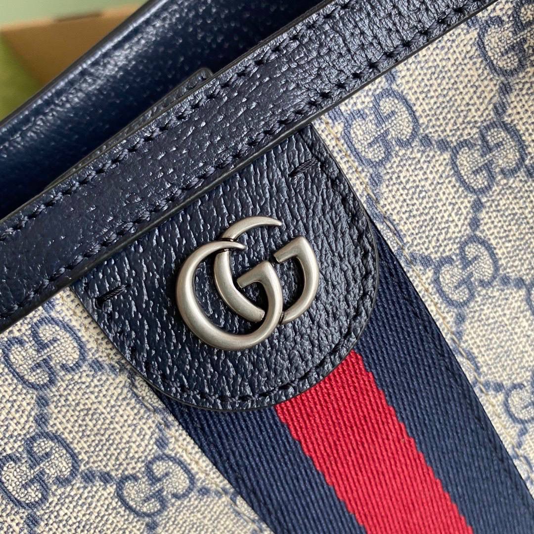 G631685:38/28/14cm！这款中号Ophidia托特包采用经典配色，红色和蓝色条纹织带为其注入魅力。新品采用了实用的全新造型并融入辨识度极高的设计元素，饰以织纹皮革滚边，顶端点缀双G配件‼️🎀