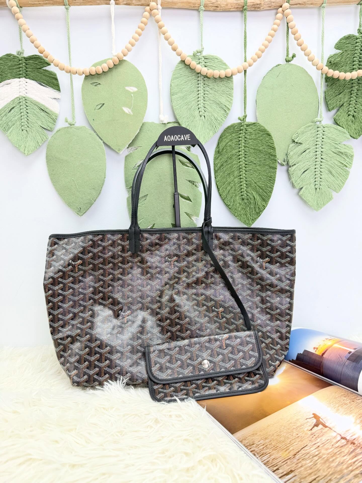 Goyard🤍未使用品 Pm size Sanit Louis 🤎  SIZE : 34*14*27cm  配件 -塵袋🫶🏻  優惠價 $10980  #AOAOCAVECHANEL🫶🏻  #收袋王  喜歡的話快點pm/whatsapp 我們💓 銷售熱線51111 321（whatsapp)  我們服務包括有：手袋飾物回收、手袋置換(一換一、一換多也可以） 、專業手袋鑑證、專業手袋護理 Is 購買方法 🏢親臨門市 荃灣南豐中心15樓1521室（荃灣地鐵站a出口1分鐘到）敬請預約 ❤️只賣正品正貨，任驗💓🫰🏻 ❤️‍🔥本店為香港註冊公司絕對真貨，信心保證👍🏻 🫰🏻本店設有鑑證服務，有駐場鑑證師  ✨歡迎追蹤我哋各個平台緊貼最新優惠x貨品🔥😍 👇🏻👇🏻👇🏻👇🏻👇🏻👇🏻👇🏻👇🏻  ⭐️Instagram: aoaocave  🌈Facebook: aoaocave收袋王  🔥Carousell: acluxuryhk  👆🏻👆🏻👆🏻👆🏻👆🏻👆🏻👆🏻👆🏻  ___________________________  Disclaimer🫰🏻All trademarks and copyrights are reserved to the original brand holders. @AOAOCAVE sells only authentic goods and is not affiliated with any of the brands mentioned.  @AOAOCAVE 跟任何品牌無關，而且沒有持有任何品牌資版權，亦沒有與任何品牌合作。所有商標及版權歸屬於品牌坊所有，帖子只作分享用途。  #aoaocave #手袋回收