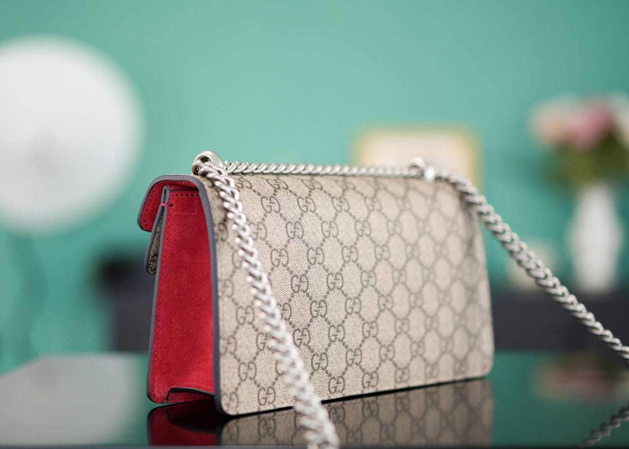 🥯GG。 Dionysus系列经典酒神 钻扣红色25cm 正品售价¥24.000 新尺寸设计一出来让人拍手叫绝 GG的设计师真的太懂女人了 从前纠结大号太大小号太小的姐妹，这会可以冲了 最新的酒神钻扣新款虎头镶嵌上了施华洛世奇水晶钻，整个包洋气时尚特别气质 而且改良后的包身自重很轻，尺寸大小很完美 官方款号 499623 尺寸：25x13x7cm