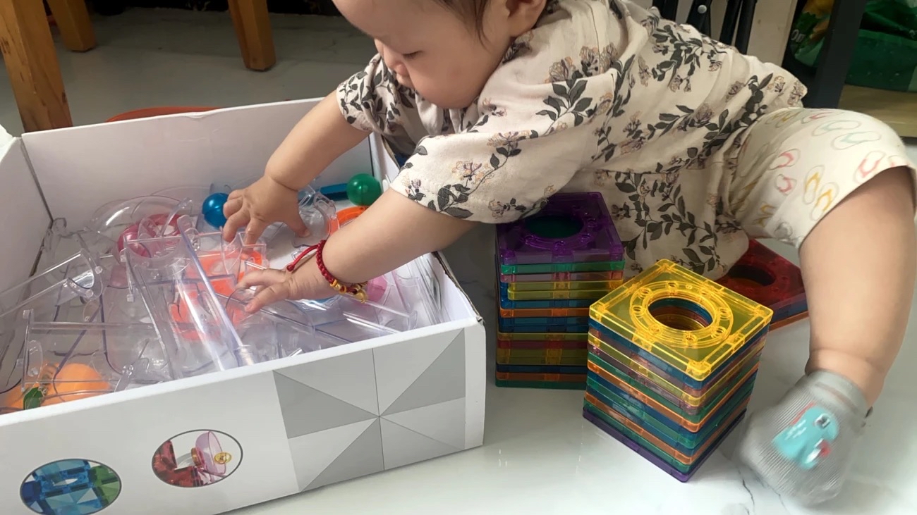 這款玩具是 MAG-PARADISE 品牌的 磁性建構片 (Magnetic Building Tiles)，型號 DZ-60，屬於 STEAM / STREAM 教育類玩具。