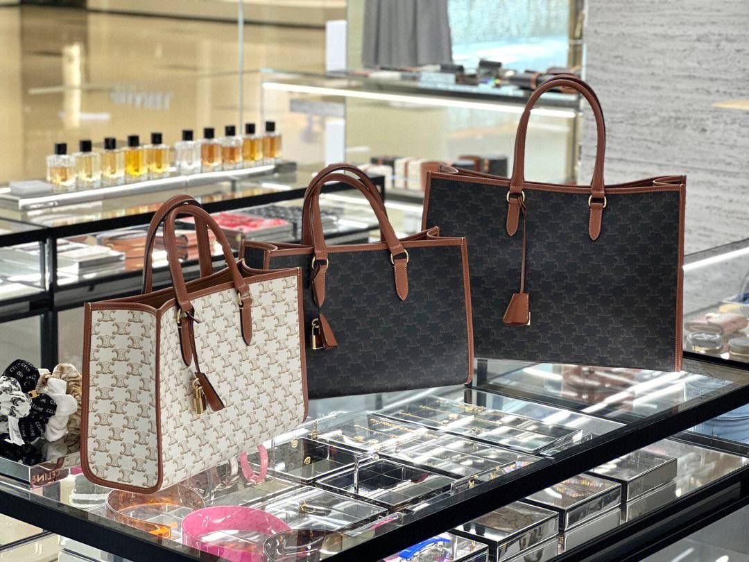 𝑪𝒆𝒍𝒊𝒏𝒆托特出𝒎𝒊𝒏𝒊 𝒔𝒊𝒛𝒆啦！觉得正常尺寸太大的小仙女，现在福利来啦～涂层帆布材质耐水耐磨，经典百搭，容量很大，可以装ipad/A4文件，性价比超高，关键还配肩带可以斜挎～实现解放双手自由🤩