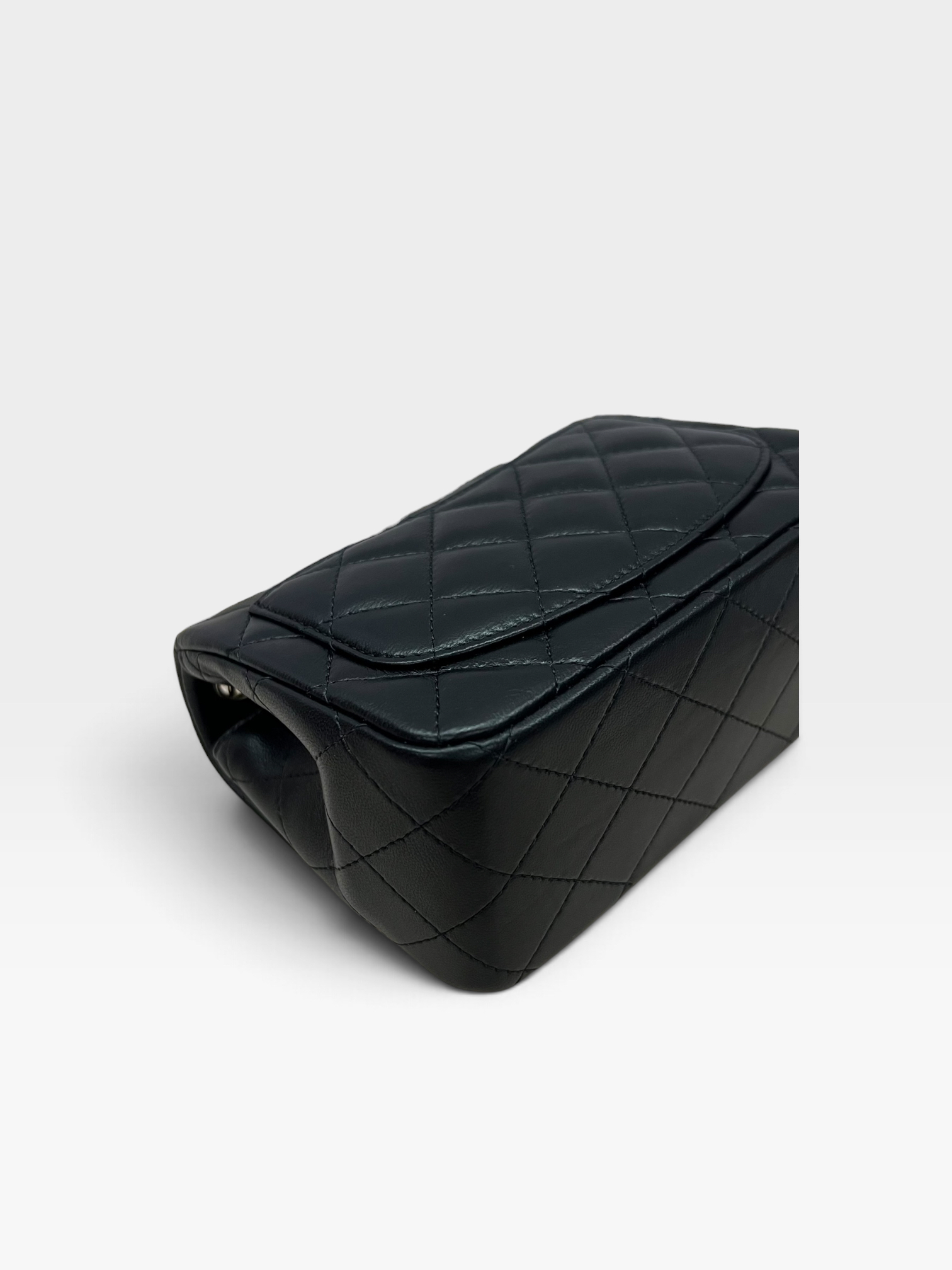 Pre-Owned Chanel Mini Classic Flap/ Product Code: 